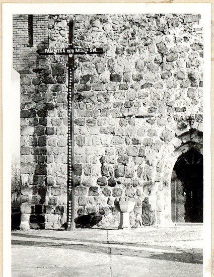 Krzyż misyjny z tabliczką pamiątkową (1978)