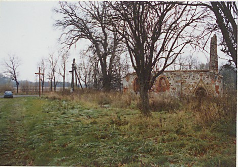 Widok na kaplicę od strony północnej, od drogi (stan z 1994 r.)